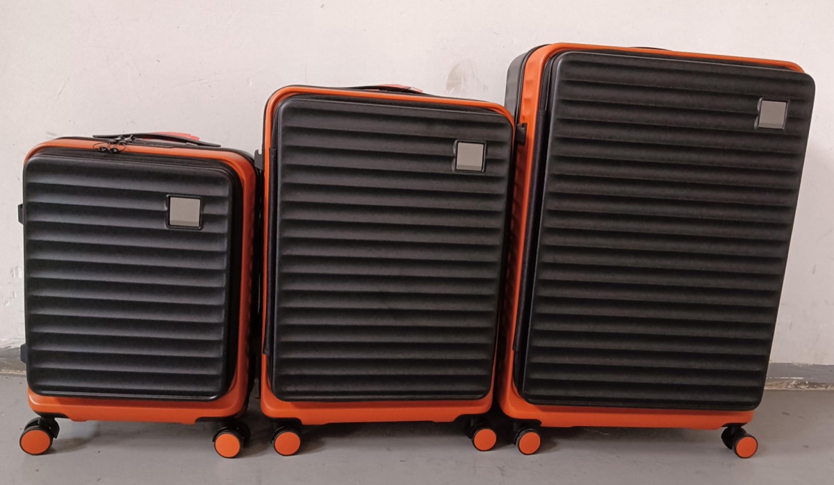 1132 two-tone luggage set in black and orange